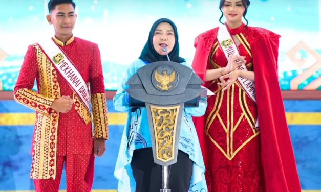 Walikota Bandar Lampung, Hj. Eva Dwiana Menghadiri Acara Grand Final Muli Mekhanai Kota Bandar Lampung Tahun 2025 Yang Bertempat di Aula Gedung Semergou
