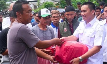 Pemerintah Kota Bandar Lampung Menyalurkan Bantuan Bagi Korban Banjir yang Terjadi di Daerah Kecamatan Panjang Jumat lalu, Bantuan Disalurkan Melalui Camat dan Lurah