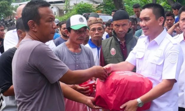 Pemerintah Kota Bandar Lampung Menyalurkan Bantuan Bagi Korban Banjir yang Terjadi di Daerah Kecamatan Panjang Jumat lalu, Bantuan Disalurkan Melalui Camat dan Lurah