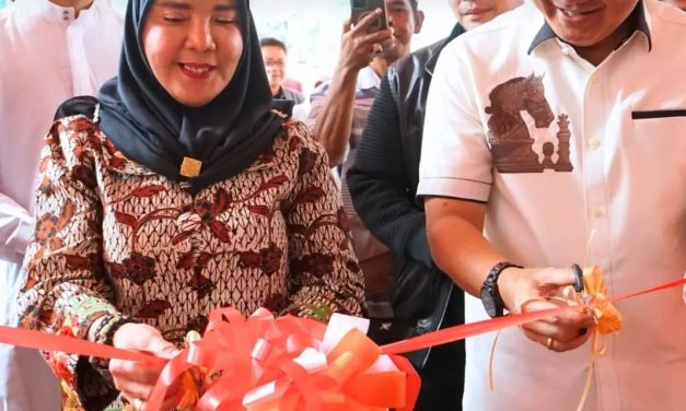 Walikota Bandar Lampung Hj. Eva Dwiana Menghadiri Acara Peresmian Almaz Fried Chicken Cabang Diponegoro