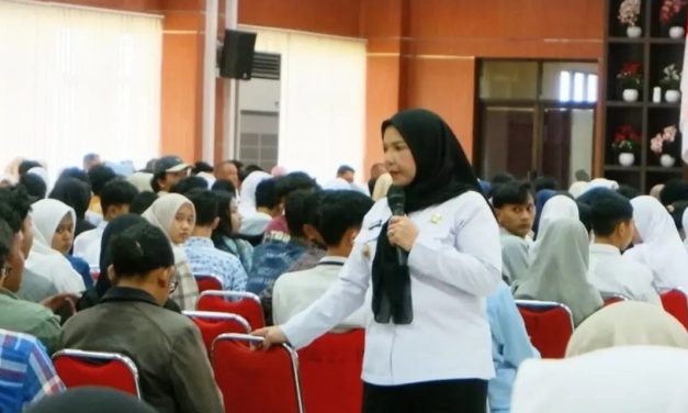 Walikota Bandar Lampung, Hj. Eva Dwiana Memberikan Bantuan Pendidikan SMA/SMK dan Perguruan Tinggi Negeri se-Kota Bandar Lampung