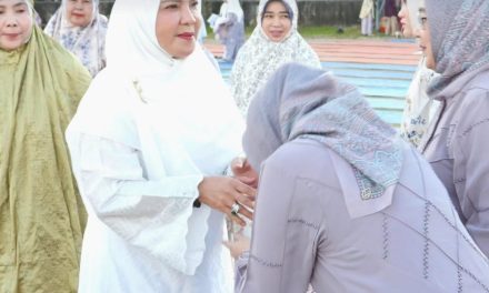 Walikota Bandar Lampung, Hj. Eva Dwiana mengikuti Sholat Idul Fitri bersama Keluarga, para Pejabat Pimpinan Tinggi Pratama Pemerintah Kota Bandar Lampung Beserta Masyarakat di Lapangan Way Dadi Kota Bandar Lampung