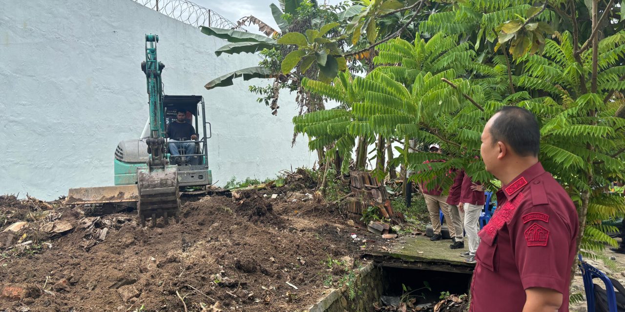 Ciptakan Lingkungan Bersih, Kalapas Narkotika Bandar Lampung Pimpin Aksi Bersih-Bersih Area Sekitar Lapas