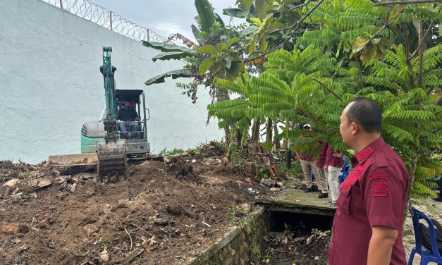 Ciptakan Lingkungan Bersih, Kalapas Narkotika Bandar Lampung Pimpin Aksi Bersih-Bersih Area Sekitar Lapas