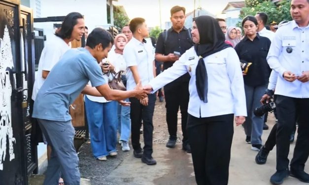 Wali Kota Bandar Lampung, Hj. Eva Dwiana Meninjau dan Memberikan Bantuan kepada Warga Yang Terdampak Musibah Puting Beliung di Jalan Swadaya 4, Kelurahan Gunung Terang, Kecamatan Gunung Terang