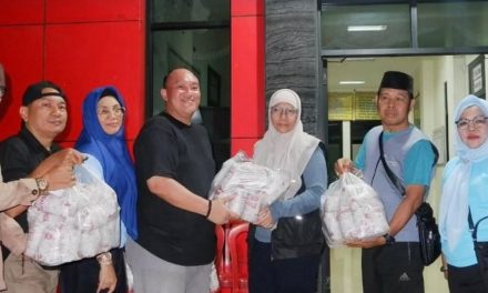 Pemerintah Kota (Pemkot) Bandar Lampung Menyalurkan Bantuan Berupa Nasi Bungkus dan Air Mineral Kepada Para Korban Banjir Yang Terjadi di Daerah Kecamatan Tanjung Senang