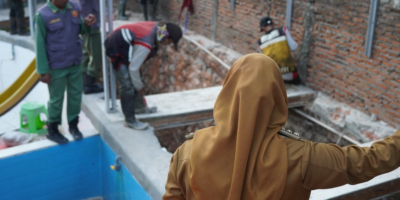 Walikota Eva Dwiana meninjau lokasi banjir di Kelurahan Campang Jaya