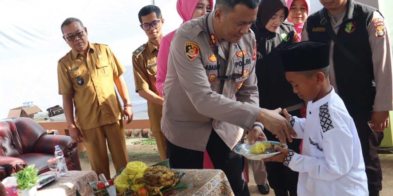 Hari Bhayangkara Ke 79, Polres Way Kanan Bakti Kesehatan Khitanan Gratis di Banjit  Sebagai tindakan nyata Polri ditengah-tengah masyarakat dalam rangka Hari Bhayangkara ke 79 Polres Way Kanan Polda Lampung menggelar kegiatan Bakti Kesehatan berupa Pemeriksaan Kesehatan Gratis (PKG) Khitanan Gratis dan Pelayanan KB bertempat di Halaman Masjid Nurul Ikhlas Kampung Donomulyo Kecamatan Banjit Kabupate Way Kanan. Senin (16/06/2025).  Kegiatan dihadiri oleh Kapolres Way Kanan AKBP Adanan Mangopang didampingi, Ketua Cabang Bhayangkari Way Kanan Ny. Ratna Adanan, Kasat Samapta AKP M . Sugeng, Kapolsek Banjit Iptu Mukhtiar, Ketua Ranting Bhayangkari Banjit Ny. Hana Mukhtiar,Camat Banjit Nasrullah Ali, Kepala UPT Puskesmas Banjit Rojes Willem, Ps.Kasi Dokkes Polres Way Kanan Aipda Sunarto, Kakam Bali Sadhar Utara I Ketut Renu Astika, Kakam Donomulyo  Heri Sugiantoro, Tokoh Agama, Tim kesehatan UPT Puskesmas Banjit, personel Polres Way Kanan, Polsek Banjit dan tamu undangan  Kapolres Way Kanan Way Kanan AKBP Adanan Mangopang menyampaikan hal itu dilakukan sebagai upaya nyata Polri dalam rangka memperingati Hari Bhayangkara ke -79 untuk membantu masyarakat dalam melayani dibidang Kesehatan.  Dengan keterbatasan tersebut, kami berupaya membantu masyarakat dengan cara memberikan pelayanan kesehatan berupa pengobatan dan sunatan gratis.  Tak lain sebagai bentuk kepedulian rasa cinta Polri terhadap masyarakat dan bertujuan agar polisi dengan masyarakat semakin dekat,”Imbuh Adanan.  Lebih jauh, kami berharap semoga para peserta yang akan disunat menjadi anak yang soleh. Mohon maaf apabila ada pelayan kami yang kurang semoga kegiatan ini berjalan lancar dan menjadi ladang berkah, amal yang baik untuk kita semua.  Pihaknya juga berterima kasih kepada Kakam Donomulyo, Karang Taruna Taruna Donomulyo dan  seluruh panitia yang turut membantu jalannya proses kegiatan, tutur Kapolres.  Sementara, Aipda Sunarto menyampaikan telah menyiapakan tenaga medis dari UPT Puskesmas Banjit dan Tim Sidokkes (Seksi dokter dan kesehatan) untuk menangani sebanyak 50 orang peserta khitanan, 60 orang warga dilakukan pengobatan gratis, dan pelayanan KB sebanyak 10 orang.  Dalam kesempatan itu, anak – anak yang beruntung dan telah disunat diberikan makanan bergizi bingkisan dan sarung.  Salah satu orang tua mengucapkan terima kasih kepada panitia penyelenggara, menurutnya memang sangat membantu warga yang mungkin adanya keterbatasan biaya untuk mensunatkan anaknya dan semoga ke depan acara seperti bisa tetap dilaksanakan,” kata Ujang.