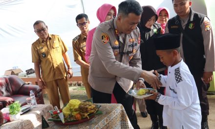 Hari Bhayangkara Ke 79, Polres Way Kanan Bakti Kesehatan Khitanan Gratis di Banjit  Sebagai tindakan nyata Polri ditengah-tengah masyarakat dalam rangka Hari Bhayangkara ke 79 Polres Way Kanan Polda Lampung menggelar kegiatan Bakti Kesehatan berupa Pemeriksaan Kesehatan Gratis (PKG) Khitanan Gratis dan Pelayanan KB bertempat di Halaman Masjid Nurul Ikhlas Kampung Donomulyo Kecamatan Banjit Kabupate Way Kanan. Senin (16/06/2025).  Kegiatan dihadiri oleh Kapolres Way Kanan AKBP Adanan Mangopang didampingi, Ketua Cabang Bhayangkari Way Kanan Ny. Ratna Adanan, Kasat Samapta AKP M . Sugeng, Kapolsek Banjit Iptu Mukhtiar, Ketua Ranting Bhayangkari Banjit Ny. Hana Mukhtiar,Camat Banjit Nasrullah Ali, Kepala UPT Puskesmas Banjit Rojes Willem, Ps.Kasi Dokkes Polres Way Kanan Aipda Sunarto, Kakam Bali Sadhar Utara I Ketut Renu Astika, Kakam Donomulyo  Heri Sugiantoro, Tokoh Agama, Tim kesehatan UPT Puskesmas Banjit, personel Polres Way Kanan, Polsek Banjit dan tamu undangan  Kapolres Way Kanan Way Kanan AKBP Adanan Mangopang menyampaikan hal itu dilakukan sebagai upaya nyata Polri dalam rangka memperingati Hari Bhayangkara ke -79 untuk membantu masyarakat dalam melayani dibidang Kesehatan.  Dengan keterbatasan tersebut, kami berupaya membantu masyarakat dengan cara memberikan pelayanan kesehatan berupa pengobatan dan sunatan gratis.  Tak lain sebagai bentuk kepedulian rasa cinta Polri terhadap masyarakat dan bertujuan agar polisi dengan masyarakat semakin dekat,”Imbuh Adanan.  Lebih jauh, kami berharap semoga para peserta yang akan disunat menjadi anak yang soleh. Mohon maaf apabila ada pelayan kami yang kurang semoga kegiatan ini berjalan lancar dan menjadi ladang berkah, amal yang baik untuk kita semua.  Pihaknya juga berterima kasih kepada Kakam Donomulyo, Karang Taruna Taruna Donomulyo dan  seluruh panitia yang turut membantu jalannya proses kegiatan, tutur Kapolres.  Sementara, Aipda Sunarto menyampaikan telah menyiapakan tenaga medis dari UPT Puskesmas Banjit dan Tim Sidokkes (Seksi dokter dan kesehatan) untuk menangani sebanyak 50 orang peserta khitanan, 60 orang warga dilakukan pengobatan gratis, dan pelayanan KB sebanyak 10 orang.  Dalam kesempatan itu, anak – anak yang beruntung dan telah disunat diberikan makanan bergizi bingkisan dan sarung.  Salah satu orang tua mengucapkan terima kasih kepada panitia penyelenggara, menurutnya memang sangat membantu warga yang mungkin adanya keterbatasan biaya untuk mensunatkan anaknya dan semoga ke depan acara seperti bisa tetap dilaksanakan,” kata Ujang.