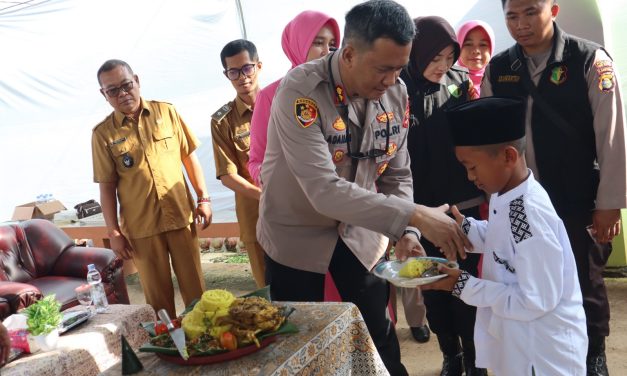 Hari Bhayangkara Ke 79, Polres Way Kanan Bakti Kesehatan Khitanan Gratis di Banjit  Sebagai tindakan nyata Polri ditengah-tengah masyarakat dalam rangka Hari Bhayangkara ke 79 Polres Way Kanan Polda Lampung menggelar kegiatan Bakti Kesehatan berupa Pemeriksaan Kesehatan Gratis (PKG) Khitanan Gratis dan Pelayanan KB bertempat di Halaman Masjid Nurul Ikhlas Kampung Donomulyo Kecamatan Banjit Kabupate Way Kanan. Senin (16/06/2025).  Kegiatan dihadiri oleh Kapolres Way Kanan AKBP Adanan Mangopang didampingi, Ketua Cabang Bhayangkari Way Kanan Ny. Ratna Adanan, Kasat Samapta AKP M . Sugeng, Kapolsek Banjit Iptu Mukhtiar, Ketua Ranting Bhayangkari Banjit Ny. Hana Mukhtiar,Camat Banjit Nasrullah Ali, Kepala UPT Puskesmas Banjit Rojes Willem, Ps.Kasi Dokkes Polres Way Kanan Aipda Sunarto, Kakam Bali Sadhar Utara I Ketut Renu Astika, Kakam Donomulyo  Heri Sugiantoro, Tokoh Agama, Tim kesehatan UPT Puskesmas Banjit, personel Polres Way Kanan, Polsek Banjit dan tamu undangan  Kapolres Way Kanan Way Kanan AKBP Adanan Mangopang menyampaikan hal itu dilakukan sebagai upaya nyata Polri dalam rangka memperingati Hari Bhayangkara ke -79 untuk membantu masyarakat dalam melayani dibidang Kesehatan.  Dengan keterbatasan tersebut, kami berupaya membantu masyarakat dengan cara memberikan pelayanan kesehatan berupa pengobatan dan sunatan gratis.  Tak lain sebagai bentuk kepedulian rasa cinta Polri terhadap masyarakat dan bertujuan agar polisi dengan masyarakat semakin dekat,”Imbuh Adanan.  Lebih jauh, kami berharap semoga para peserta yang akan disunat menjadi anak yang soleh. Mohon maaf apabila ada pelayan kami yang kurang semoga kegiatan ini berjalan lancar dan menjadi ladang berkah, amal yang baik untuk kita semua.  Pihaknya juga berterima kasih kepada Kakam Donomulyo, Karang Taruna Taruna Donomulyo dan  seluruh panitia yang turut membantu jalannya proses kegiatan, tutur Kapolres.  Sementara, Aipda Sunarto menyampaikan telah menyiapakan tenaga medis dari UPT Puskesmas Banjit dan Tim Sidokkes (Seksi dokter dan kesehatan) untuk menangani sebanyak 50 orang peserta khitanan, 60 orang warga dilakukan pengobatan gratis, dan pelayanan KB sebanyak 10 orang.  Dalam kesempatan itu, anak – anak yang beruntung dan telah disunat diberikan makanan bergizi bingkisan dan sarung.  Salah satu orang tua mengucapkan terima kasih kepada panitia penyelenggara, menurutnya memang sangat membantu warga yang mungkin adanya keterbatasan biaya untuk mensunatkan anaknya dan semoga ke depan acara seperti bisa tetap dilaksanakan,” kata Ujang.