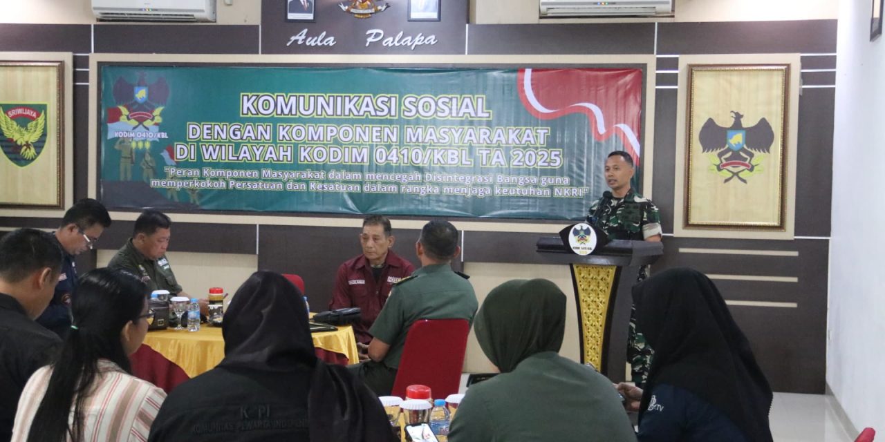 Letkol Inf Roni Hermawan S.H., M.M., menggelar acara silaturahmi coffee morning bersama para jurnalis dan insan media se-Bandar Lampungdi Aula Makodim 0410/KBL, [hari/tanggal]. Kegiatan ini dihadiri oleh Kasdim 0410/KBL, seluruh Danramil jajaran, serta staf Kodim 0410/KBL, sebagai bentuk komitmen memperkuat hubungan harmonis antara TNI dan media dalam menyampaikan informasi yang edukatif dan bermanfaat bagi masyarakat.    Dalam sambutannya, Letkol Roni Hermawan menyampaikan apresiasi setinggi-tingginya kepada rekan-rekan media yang telah mendukung program-program Kodim 0410/KBL. “Media adalah mitra strategis kami dalam menyampaikan informasi yang akurat dan inspiratif kepada masyarakat. *Coffee morning ini kami gagas sebagai ajang silaturahmi sekaligus diskusi terbuka untuk membangun sinergi yang lebih kuat,”* ujar Dandim.    Para peserta coffee morning menyambut hangat inisiatif Kodim 0410/KBL.perwakilan dari [Nama Media], mengungkapkan, “Acara seperti ini sangat membantu kami memahami lebih dalam tentang kegiatan TNI di lapangan. Kami berharap sinergi ini dapat terus berlanjut demi kemajuan bersama.”    Kegiatan diakhiri dengan sesi ramah tamah dan foto bersama, mencerminkan keakraban antara TNI dan insan media. Letkol Roni Hermawan berharap, silaturahmi ini dapat menjadi langkah awal untuk memperkuat jaringan komunikasi yang konstruktif demi kemajuan dan kesejahteraan masyarakat Bandar Lampung.     “Bersama media, Kodim 0410/KBL siap terus berkontribusi dalam membangun narasi positif dan memperkuat persatuan bangsa,” tegas Letkol Roni Hermawan menutup acara