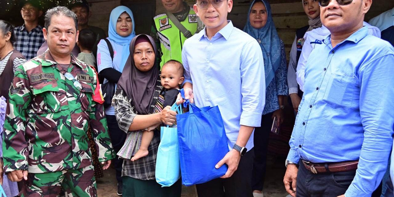 Bupati Egi Serahkan Bantuan Bedah Rumah kepada Warga Desa Budi Lestari