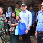 Bupati Egi Serahkan Bantuan Bedah Rumah kepada Warga Desa Budi Lestari