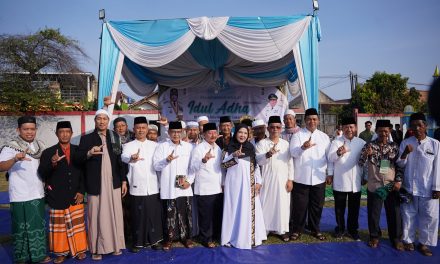 Walikota Bandar Lampung, Eva Dwiana bersama Forkopimda Kota Bandar Lampung melaksanakan sholat Idul Adha di Stadion Mini Way Dadi Kecamatan Sukarame, Jumat (06/06/2025)