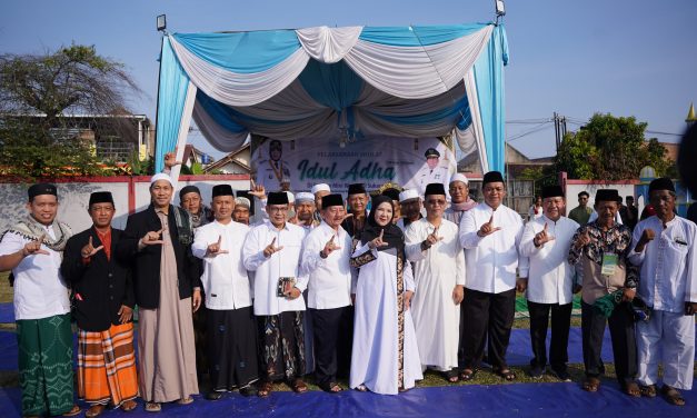 Walikota Bandar Lampung, Eva Dwiana bersama Forkopimda Kota Bandar Lampung melaksanakan sholat Idul Adha di Stadion Mini Way Dadi Kecamatan Sukarame, Jumat (06/06/2025)