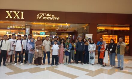 Babinsa Ajak Anak-Anak Nobar Belive