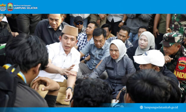 Potret Pemimpin Merakyat: Duduk di Aspal, Bupati Egi Serap Aspirasi Rakyat dengan Hati