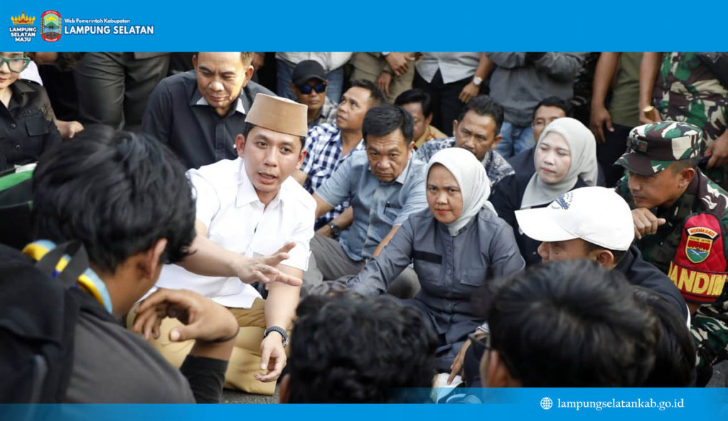 Potret Pemimpin Merakyat: Duduk di Aspal, Bupati Egi Serap Aspirasi Rakyat dengan Hati