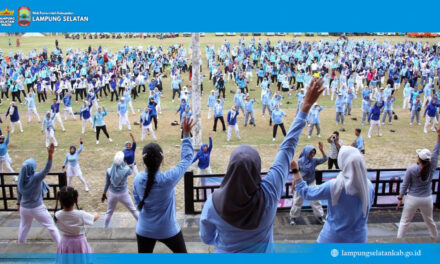 Ribuan kader PKK dan masyarakat tumpah ruah mengikuti senam massal di Stadion Radin Inten, Kalianda