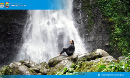 Suara gemericik air dari ketinggian berpadu dengan rimbunnya pepohonan di kaki Gunung Rajabasa menjadi sambutan alami bagi Ketua TP PKK Kabupaten Lampung Selatan sekaligus Utusan Khusus Presiden Bidang Pariwisata, Zita Anjani.