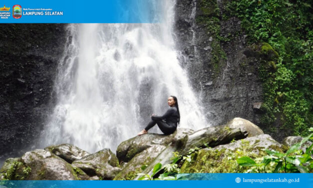 Suara gemericik air dari ketinggian berpadu dengan rimbunnya pepohonan di kaki Gunung Rajabasa menjadi sambutan alami bagi Ketua TP PKK Kabupaten Lampung Selatan sekaligus Utusan Khusus Presiden Bidang Pariwisata, Zita Anjani.