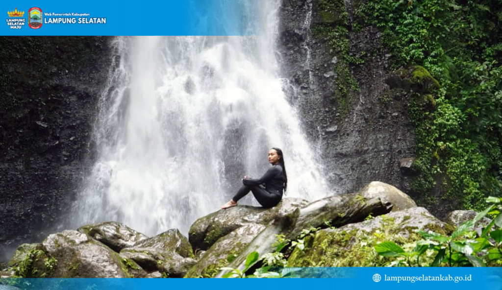 Suara gemericik air dari ketinggian berpadu dengan rimbunnya pepohonan di kaki Gunung Rajabasa menjadi sambutan alami bagi Ketua TP PKK Kabupaten Lampung Selatan sekaligus Utusan Khusus Presiden Bidang Pariwisata, Zita Anjani.