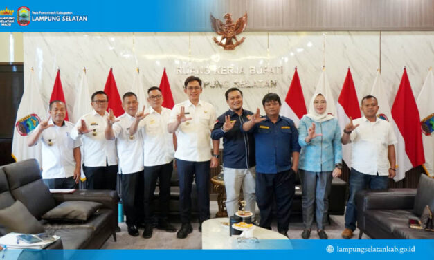 Bupati Lampung Selatan, Radityo Egi Pratama, menerima audiensi jajaran Karang Taruna Kabupaten Lampung Selatan di ruang kerjanya
