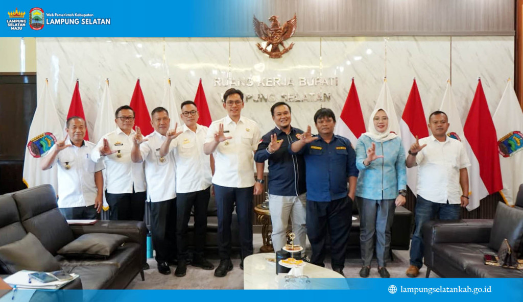 Bupati Lampung Selatan, Radityo Egi Pratama, menerima audiensi jajaran Karang Taruna Kabupaten Lampung Selatan di ruang kerjanya