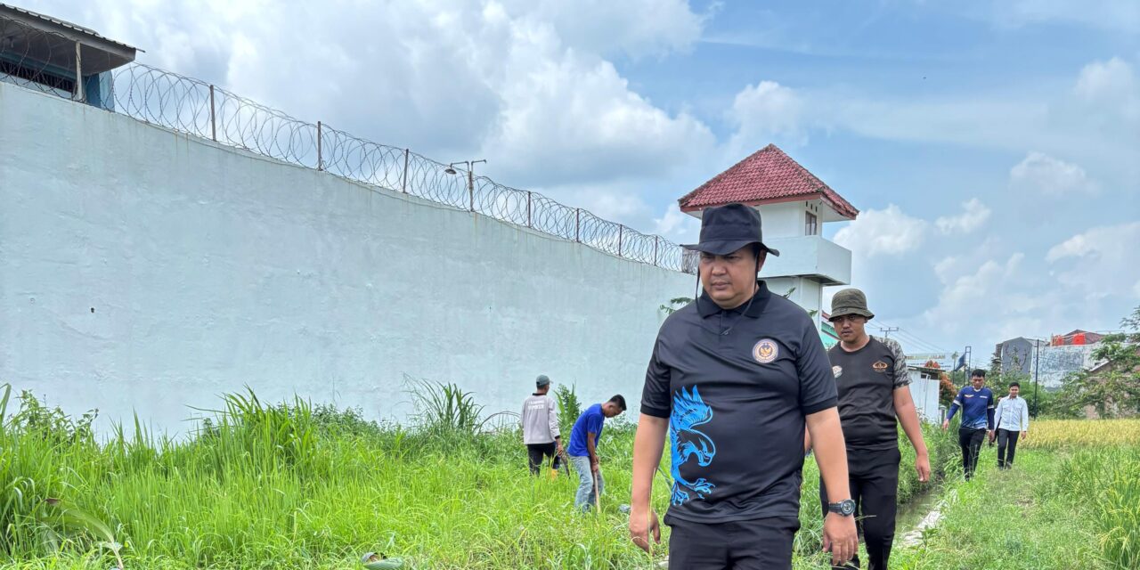 Dukung Program Menteri IMIPAS, Lapas Narkotika Bandar Lampung Optimalkan Lahan dengan Tanam Pohon Kelapa
