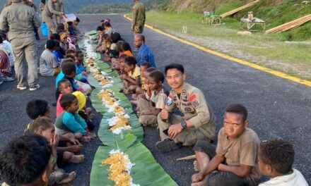Satgas Ops Damai Cartenz Gelar Makan Bersama Warga di Kiwirok Hadirkan Senyum dan Kebahagiaan