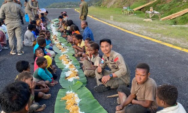 Satgas Ops Damai Cartenz Gelar Makan Bersama Warga di Kiwirok Hadirkan Senyum dan Kebahagiaan