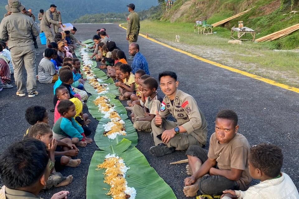 Satgas Ops Damai Cartenz Gelar Makan Bersama Warga di Kiwirok Hadirkan Senyum dan Kebahagiaan
