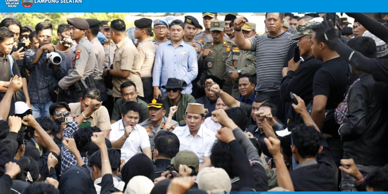 Potret Pemimpin Merakyat: Duduk di Aspal, Bupati Egi Serap Aspirasi Rakyat dengan Hati