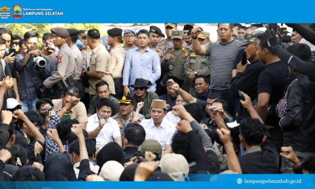 Potret Pemimpin Merakyat: Duduk di Aspal, Bupati Egi Serap Aspirasi Rakyat dengan Hati
