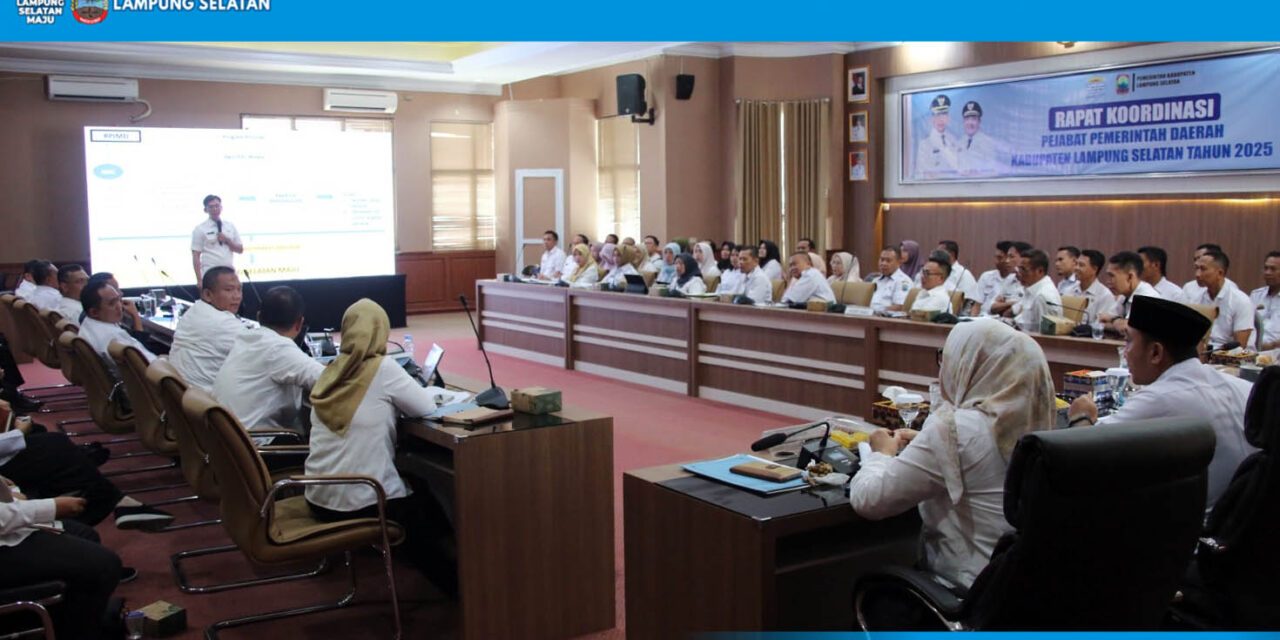 Pemerintah Kabupaten (Pemkab) Lampung Selatan menggelar rapat koordinasi bulanan di Aula Krakatau, kantor bupati setempat