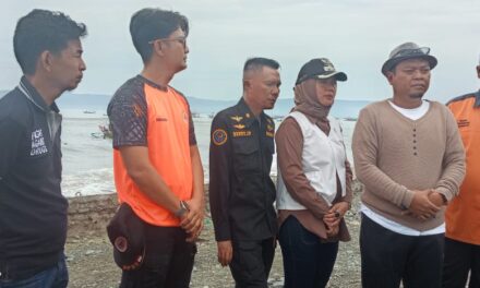 GERAK CEPAT DINAS PERIKANAN DAN ANGGOTA DPRD TANGGAMUS FRAKSI GERINDRA H. TAHANG SERTA LURAH PASAR MADANG DATANGI WARGA TERDAMPAK BANJIR ROB