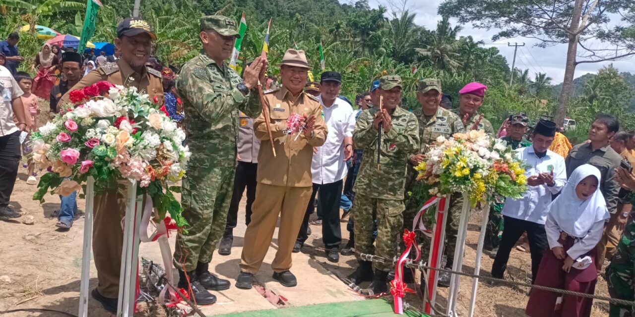 Dandim 0424/Tanggamus Sambut Kunjungan Kerja Pangdam XXI/RI di Peresmian Jembatan Gantung Garuda