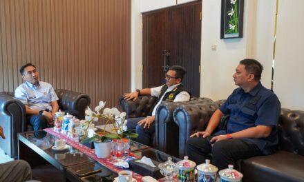 Bea Cukai Sumbagbar Menyerahkan Tersangka dan Barang Bukti Rokok Ilegal Ke Kejari Lampung Utara