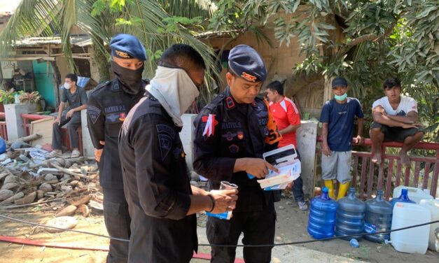 Polri Salurkan Air Bersih dan Bagikan Masker untuk Warga Terdampak Banjir di Nagan Raya
