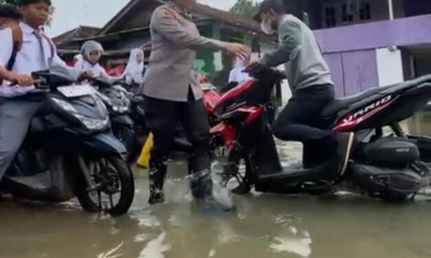 Turun Ditengah-tengah Masyarakat Kapolres Lampung Timur Siagakan Personel Bantu Penyebrangan Warga dan Anak Sekolah di Sungai Way Bungur