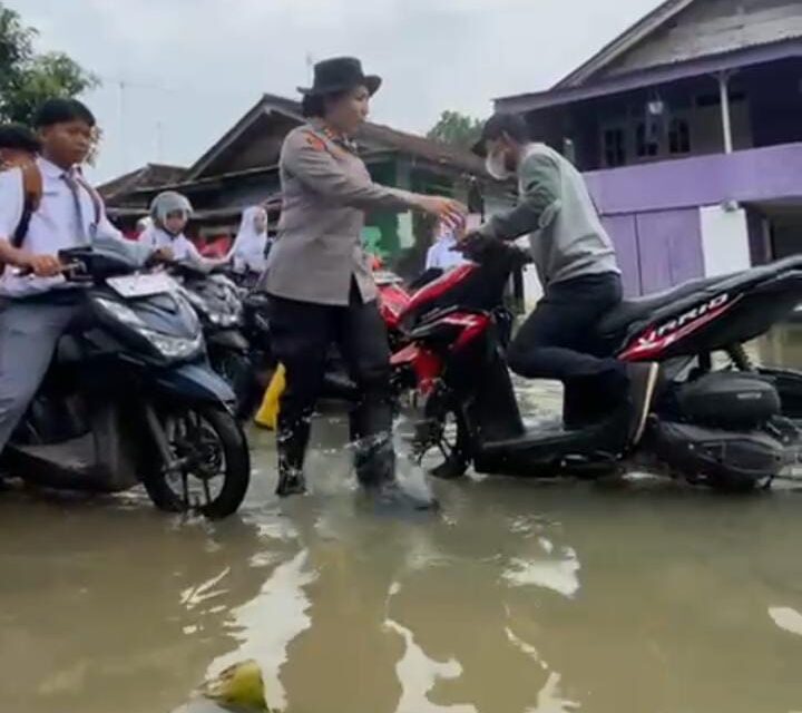 Turun Ditengah-tengah Masyarakat Kapolres Lampung Timur Siagakan Personel Bantu Penyebrangan Warga dan Anak Sekolah di Sungai Way Bungur