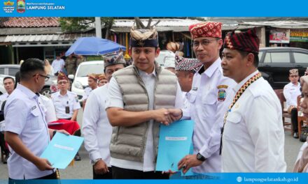Dilantik di Tengah Pasar, Bupati Egi Ingatkan Pejabat soal Realitas Pengabdian