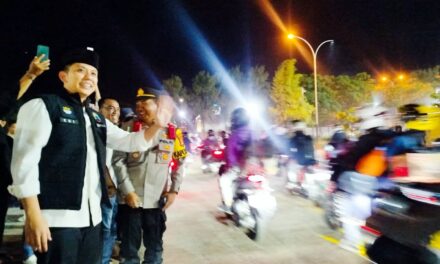 Pukul 00.15 Saat Banyak Terlelap, Bupati Egi Berdiri di Tengah Pemudik Motor: Mengawal Harapan Pulang Selamat