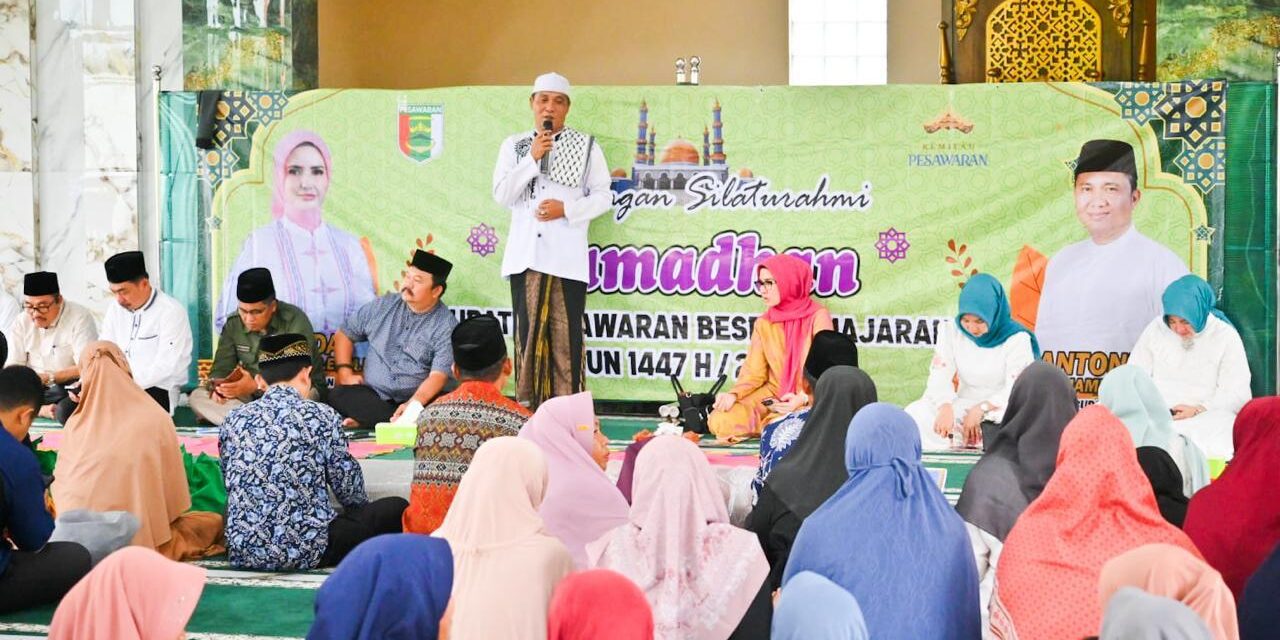 Pemkab Pesawaran Gelar Perdana Safari Ramadan 1447 H di Kecamatan Way Khilau dan Way LimaPesawaran, 2 Maret 2026 – Bupati Pesawaran, Hj. Nanda Indira B, S.E., M.M., menghadiri Kunjungan Silaturahmi Ramadan Pemerintah Kabupaten Pesawaran Tahun 2026 M/1447 H yang digelar di dua lokasi, yakni Masjid Al-Zauahir, Desa Gunung Sari, Kecamatan Way Khilau, serta Masjid Nurul Huda, Desa Sidodadi, Kecamatan Way Lima Senin, (2/3/2026)  Kegiatan tersebut menjadi bagian dari agenda Safari Ramadhan pemerintah daerah dalam mempererat silaturahmi dengan masyarakat di 11 kecamatan.  Acara yang menghadirkan penceramah Ustadz Mun’im ini turut dihadiri Sekretaris Daerah, para staf ahli bupati, asisten, Ketua TP PKK, Ketua DWP, Ketua Dekranasda, kepala organisasi perangkat daerah, para kepala bagian, serta Camat Way Khilau dan Camat Way Lima, tokoh agama, serta tokoh masyarakat.  Kehadiran jajaran pemerintah daerah ini menjadi wujud komitmen dalam membangun komunikasi yang harmonis antara pemerintah dan masyarakat di bulan suci Ramadan.  Dalam sambutannya, Bupati Nanda Indira mengucapkan selamat menunaikan ibadah puasa kepada seluruh masyarakat. Ia mengajak untuk menjadikan Ramadhan sebagai momentum memperkuat keimanan, memperbanyak kebaikan, serta menjaga kerukunan antarumat beragama.  Bupati juga menekankan pentingnya sinergi antara camat, kepala desa, dan masyarakat dalam mendukung pembangunan daerah. Bupati menyampaikan bahwa sejumlah pembangunan infrastruktur jalan kini tengah digenjot guna mendongkrak roda perekonomian masyarakat.  “Mari kita berdoa semoga niat baik ini dipermudah dan kita semua selalu dalam lindungan Allah dan dijauhkan dari mara bahaya,” ujarnya.  Pada kesempatan tersebut, Pemerintah Kabupaten Pesawaran turut menyerahkan bantuan hibah untuk masjid sebesar Rp10 juta, bantuan ambal dan Al-Qur’an, santunan bagi anak yatim piatu, serta paket sembako untuk kaum duafa yang disalurkan melalui Baznas Pesawaran. Kegiatan ditutup dengan doa bersama, dengan harapan seluruh masyarakat senantiasa diberikan perlindungan dan dijauhkan dari segala mara bahaya.