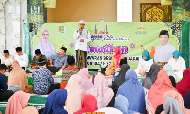 Pemkab Pesawaran Gelar Perdana Safari Ramadan 1447 H di Kecamatan Way Khilau dan Way LimaPesawaran, 2 Maret 2026 – Bupati Pesawaran, Hj. Nanda Indira B, S.E., M.M., menghadiri Kunjungan Silaturahmi Ramadan Pemerintah Kabupaten Pesawaran Tahun 2026 M/1447 H yang digelar di dua lokasi, yakni Masjid Al-Zauahir, Desa Gunung Sari, Kecamatan Way Khilau, serta Masjid Nurul Huda, Desa Sidodadi, Kecamatan Way Lima Senin, (2/3/2026)  Kegiatan tersebut menjadi bagian dari agenda Safari Ramadhan pemerintah daerah dalam mempererat silaturahmi dengan masyarakat di 11 kecamatan.  Acara yang menghadirkan penceramah Ustadz Mun’im ini turut dihadiri Sekretaris Daerah, para staf ahli bupati, asisten, Ketua TP PKK, Ketua DWP, Ketua Dekranasda, kepala organisasi perangkat daerah, para kepala bagian, serta Camat Way Khilau dan Camat Way Lima, tokoh agama, serta tokoh masyarakat.  Kehadiran jajaran pemerintah daerah ini menjadi wujud komitmen dalam membangun komunikasi yang harmonis antara pemerintah dan masyarakat di bulan suci Ramadan.  Dalam sambutannya, Bupati Nanda Indira mengucapkan selamat menunaikan ibadah puasa kepada seluruh masyarakat. Ia mengajak untuk menjadikan Ramadhan sebagai momentum memperkuat keimanan, memperbanyak kebaikan, serta menjaga kerukunan antarumat beragama.  Bupati juga menekankan pentingnya sinergi antara camat, kepala desa, dan masyarakat dalam mendukung pembangunan daerah. Bupati menyampaikan bahwa sejumlah pembangunan infrastruktur jalan kini tengah digenjot guna mendongkrak roda perekonomian masyarakat.  “Mari kita berdoa semoga niat baik ini dipermudah dan kita semua selalu dalam lindungan Allah dan dijauhkan dari mara bahaya,” ujarnya.  Pada kesempatan tersebut, Pemerintah Kabupaten Pesawaran turut menyerahkan bantuan hibah untuk masjid sebesar Rp10 juta, bantuan ambal dan Al-Qur’an, santunan bagi anak yatim piatu, serta paket sembako untuk kaum duafa yang disalurkan melalui Baznas Pesawaran. Kegiatan ditutup dengan doa bersama, dengan harapan seluruh masyarakat senantiasa diberikan perlindungan dan dijauhkan dari segala mara bahaya.