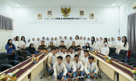 SEKSI PENKUM KEJATI LAMPUNG KUNJUNGI SMA YP UNILA BANDAR LAMPUNG, EDUKASI HUKUM MELALUI JAKSA MASUK SEKOLAH 