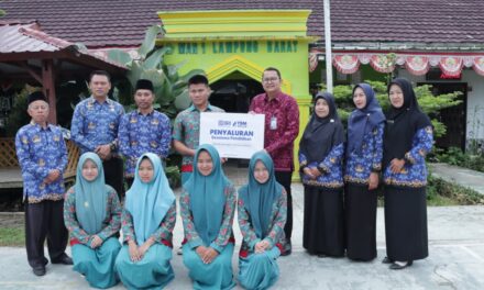 BRI BO Liwa melalui YBM BRILiaN Serahkan Beasiswa kepada 17 Siswa di Lampung Barat dan Pesisir Barat