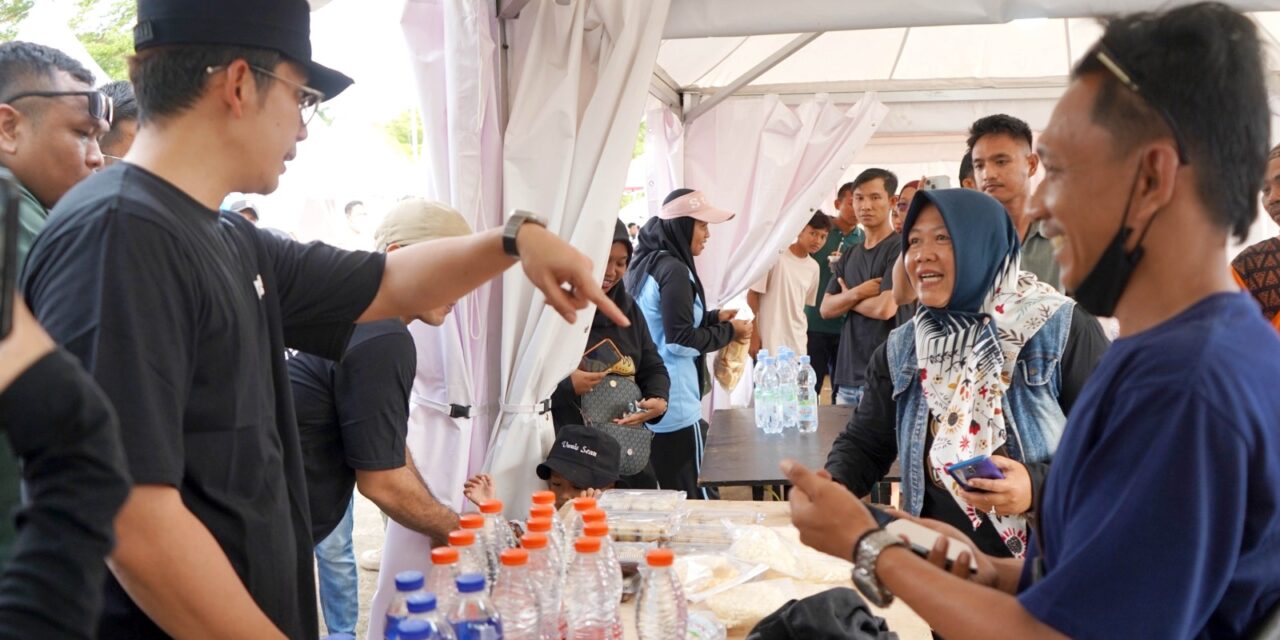 Di Tengah Hingar Bingar Indonesian Drift Series 2026, Bupati Egi Sempatkan Jajan Dagangan Pelaku UMKM