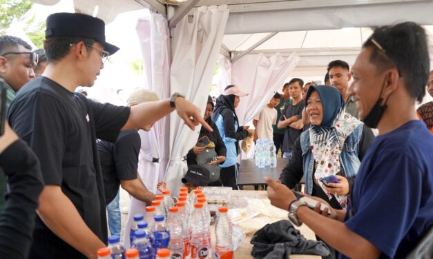 Di Tengah Hingar Bingar Indonesian Drift Series 2026, Bupati Egi Sempatkan Jajan Dagangan Pelaku UMKM