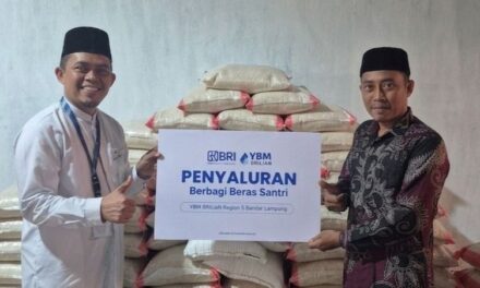 YBM BRILiaN Region 5 Bandar Lampung Salurkan Program Berbagi Beras Santri untuk Pondok Pesantren Al Huda, Lampung Timur